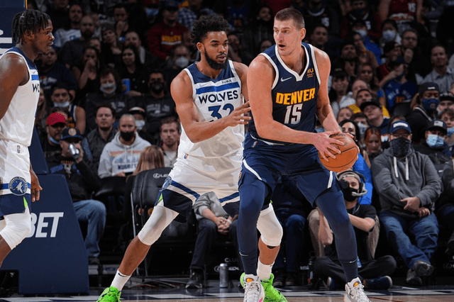 场上展现自 场上展现自